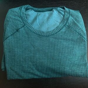 Men's Lululemon Tee Size XL.